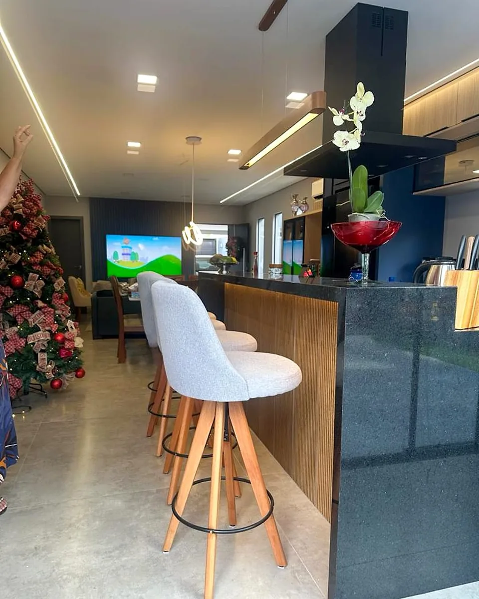 Design de interiores com sala de estar elegante, iluminação natural e mobiliário contemporâneo — Projeto Karina Ramai
